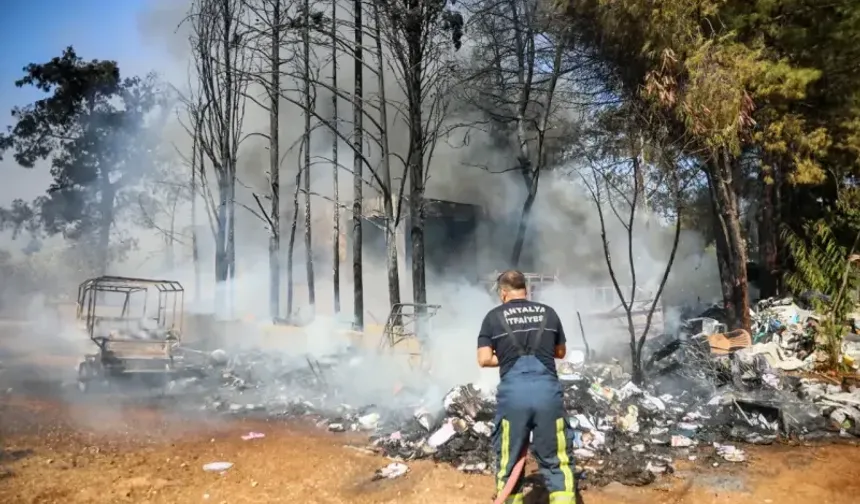 Antalya'da her şeyini kaybettiği yangında itfaiye erlerine su taşıdı