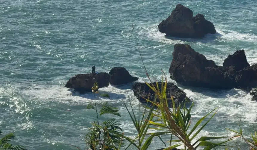 Antalya'da kayalıklarda mahsur kaldı; yüzerek kurtuldu