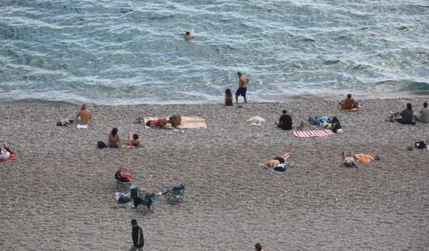 Konyaaltı Sahili'nde ekimde yaz havası