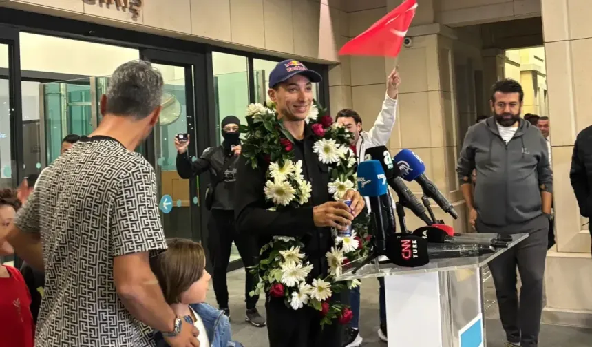 3'üncü kez Dünya Şampiyonu olan Alanyalı Milli Motosikletçi Razgatlıoğlu yurda döndü