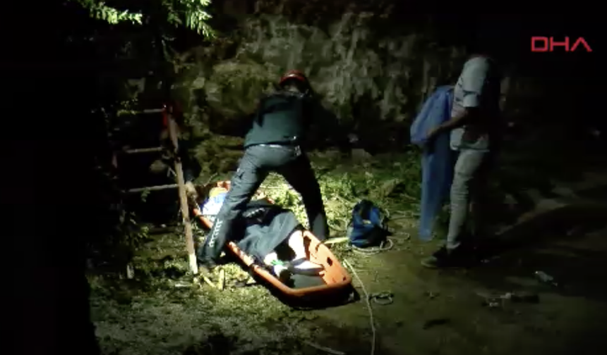 Antalya'da yanlış yola giren turist çukura düştü