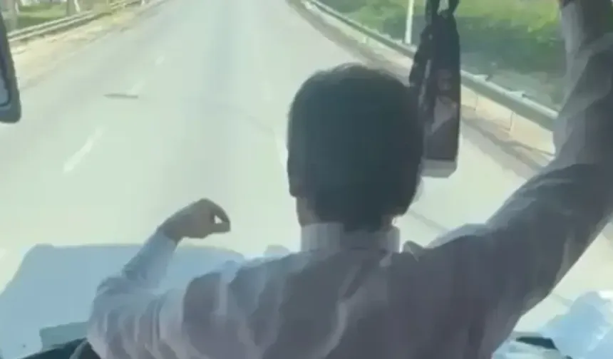 Antalyaspor taraftarı ucuz kurtuldu: Şöför direksiyonu bırakıp oynadı