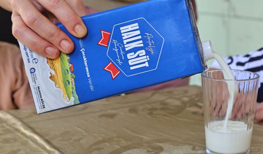 Antalya'da çocuklara süt ve mama dağıtımı hız kesmiyor