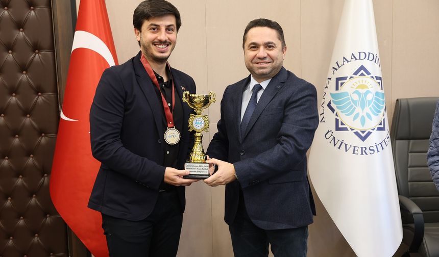 ALKÜ'nün şampiyonu kupasını aldı