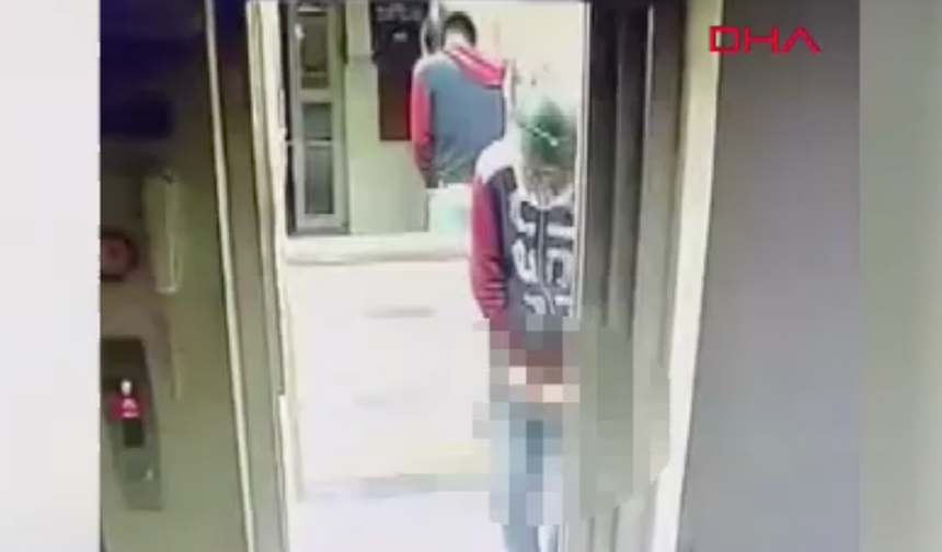 Kaskla apartmana girip idrarını yaptı