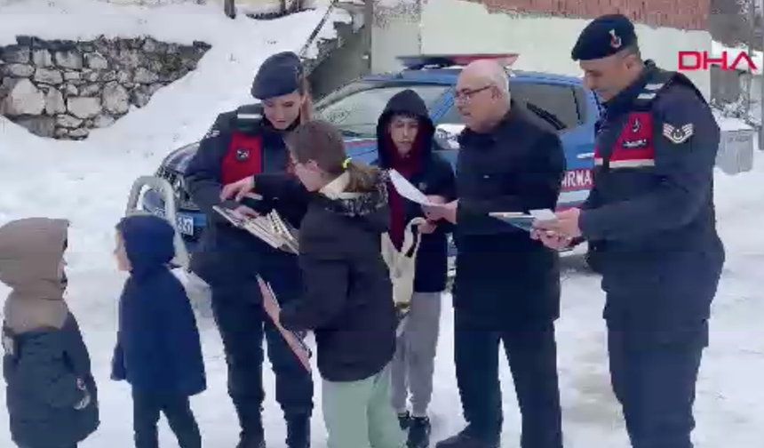 Öğrencilere karnelerini jandarma dağıttı