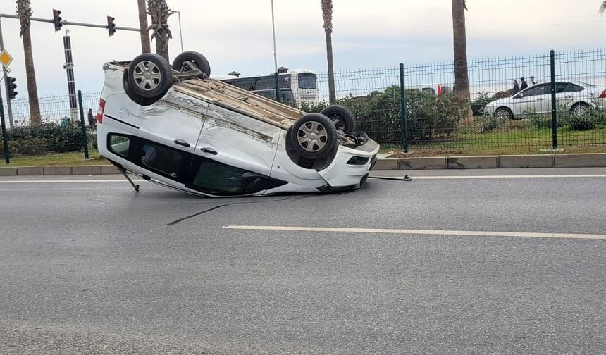 Alanya'da korkutan kaza! Kavşakta iki araç çarpıştı