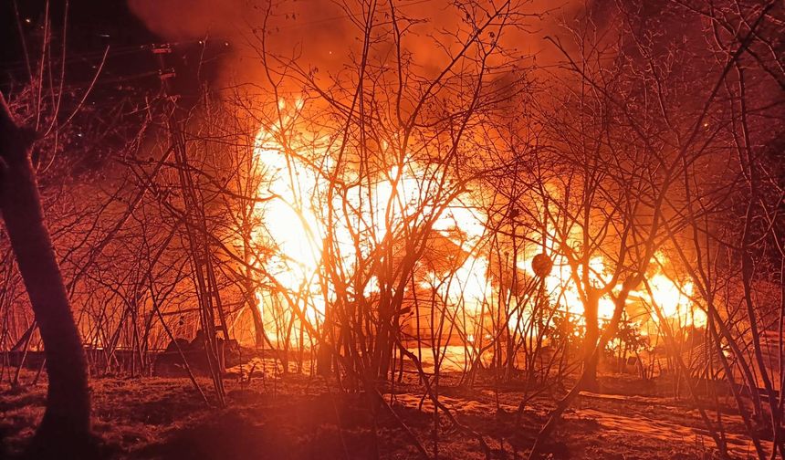 Korkunç olay: Yanan evinin yanında ağaca asılı halde bulundu