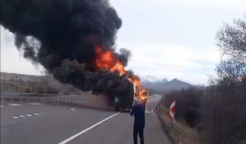 Konya'da minibüs, alev topuna döndü