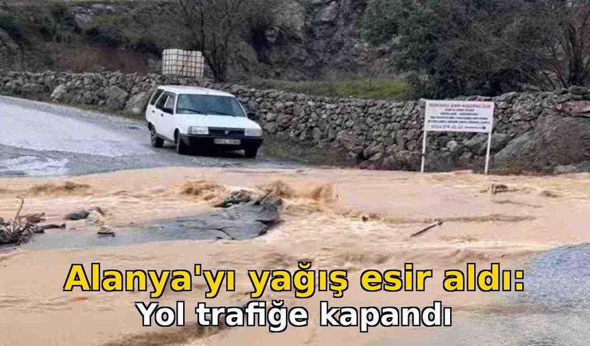 Alanya'yı yağış esir aldı: Yol trafiğe kapandı