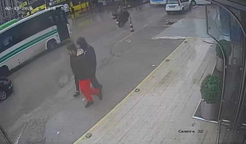 Devrilen motosiklet otobüsün altında kalmaktan son anda kurtuldu