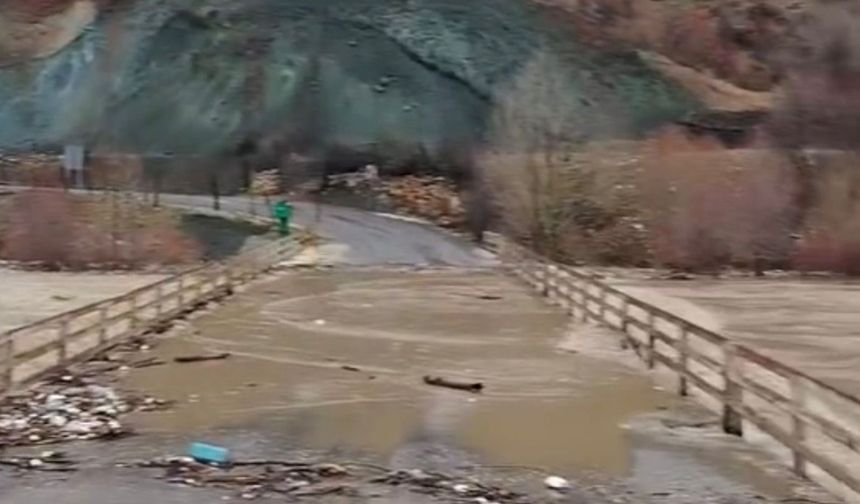 Dere taştı; köprü sular altında kaldı