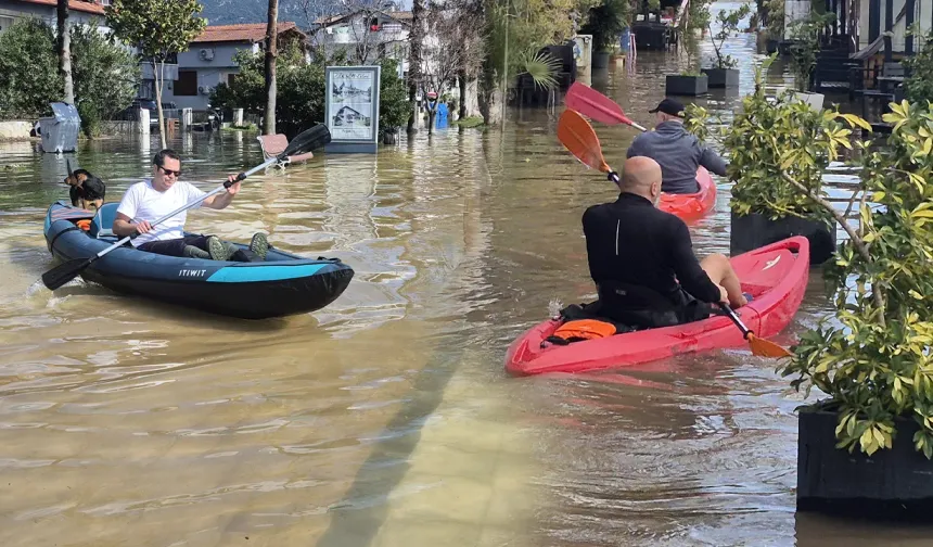 Şehir yolunda kano ile yolculuk yaptı