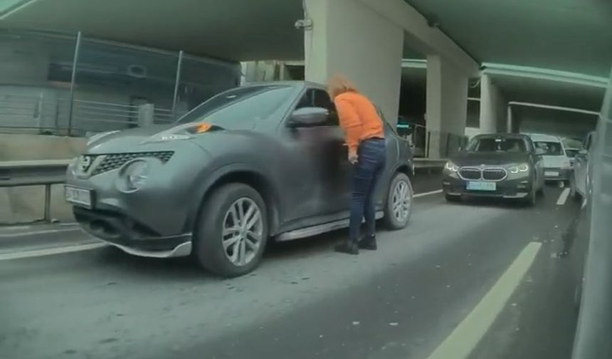 Trafikteki tartışmada otomobilin önünü kesip aynasını kırdı