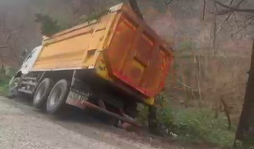 Alanya'da belediye aracı devrildi