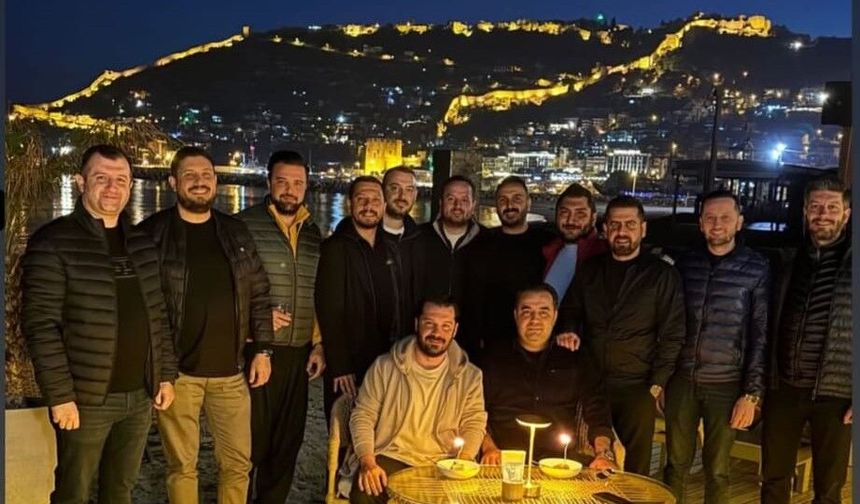 Alanya'da çifte kutlama:  Doğum günlerini birlikte kutladılar