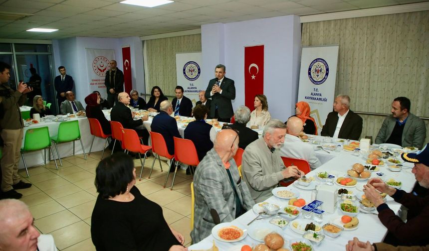 Alanya'da huzurevi sakinlerinin iftarlarını paylaştılar