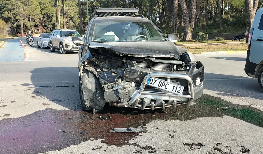 Antalya'da kaza: İki araç kavşakta çarpıştı