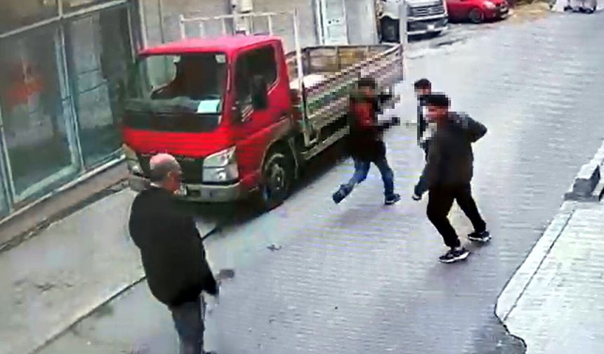 Gençlere neler oluyor? 61 yaşındaki adamı sokak ortasında d*rbettiler