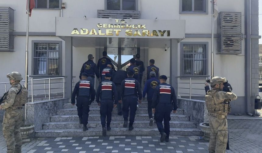 Annesinin başına odunla vurarak ö*dürdü