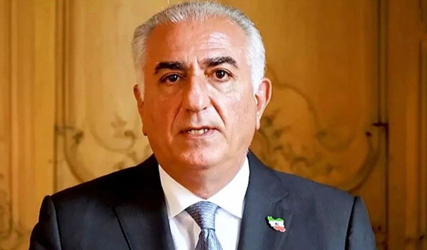 İran’da Pehlevi’ye sert pankart: “hayalperest aptal”