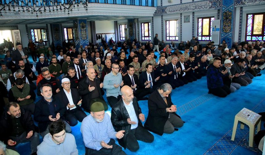 Alanya’da Şehitler İçin dev buluşma: Kuyularönü Camii’nde binlerce el semaya açıldı