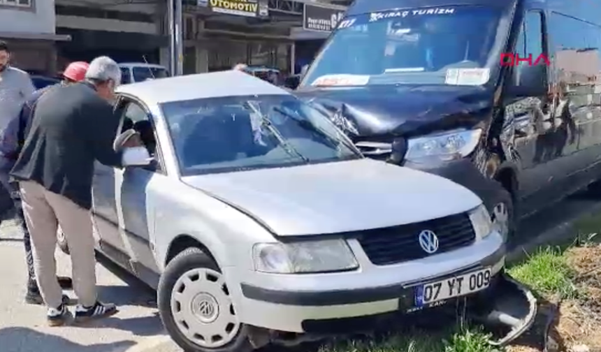 Serik’te tur minibüsü ile otomobil çarpıştı: 2 yaralı