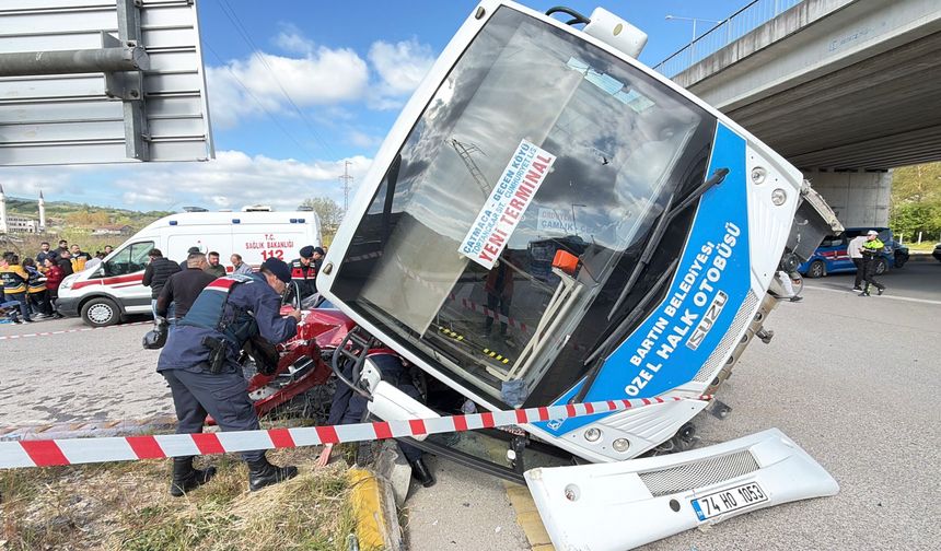 Üniversite yolunda kaza: Otobüs otomobilin üzerine devrildi: Çok sayıda yaralı var