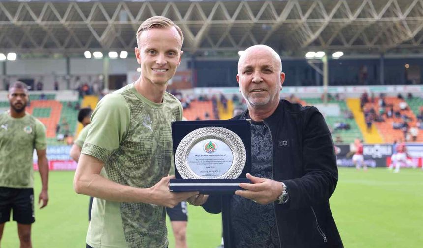 Alanyaspor’da Hadergjonaj’a 100 maç onuru