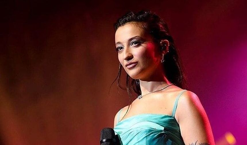 Melike Şahin’den sahnede sürpriz