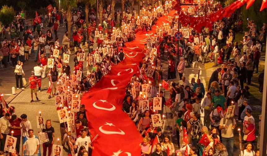Antalya’da 19 Mayıs coşkusu: Binlerce kişi fener alayında tek yürek oldu