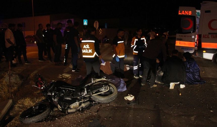 Kumluca'da motosiklet çöp kamyonuyla çarpıştı: 2 ölü