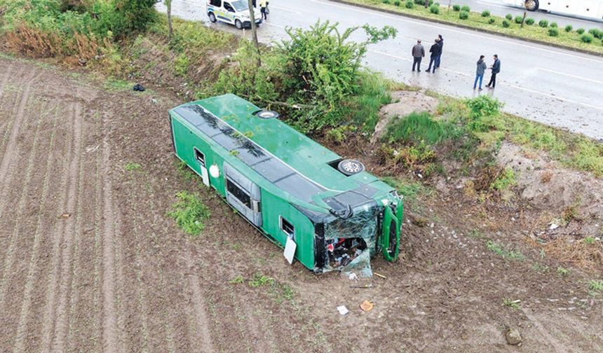 Çanakkale'de tur otobüsü devrildi: 46 kişi yaralandı