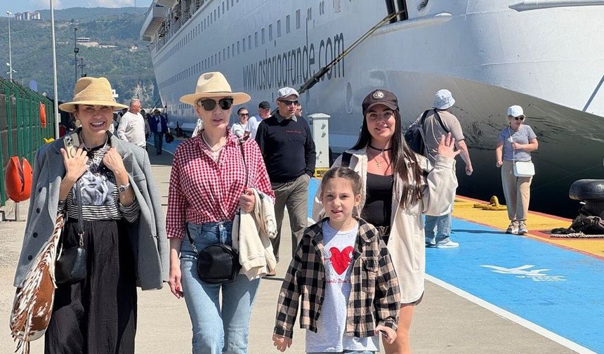 Rus kruvaziyeri 808 turistle Amasra Limanı'na demirledi.