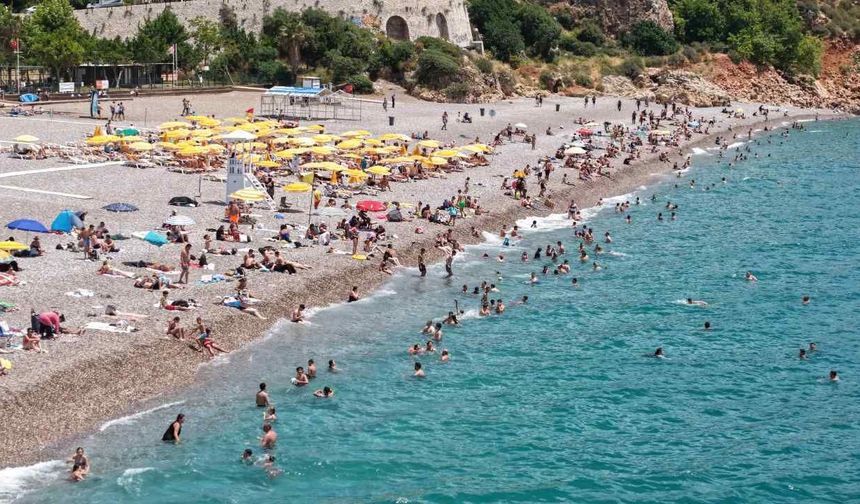 30 dereceyi gören Antalya’da tatilciler sahile akın etti