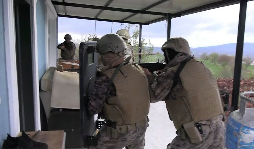 Konya'da silah kaçakçılığı operasyonu: Çok sayıda silah ele geçirildi