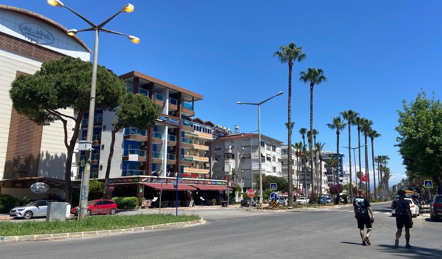 Atatürk Caddesi’nde gündüz yanan sokak lambalarina tepki