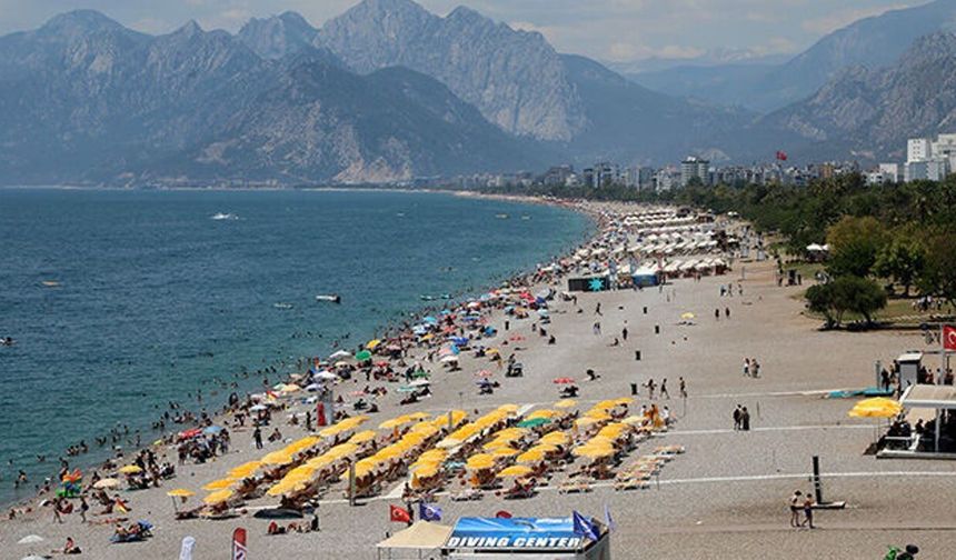 Antalya'da 26 dereceyi görenler Konyaaltı'na akın etti