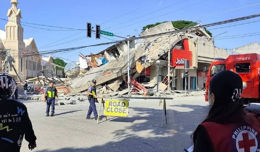 Filipinler'de 7,8 büyüklüğünde deprem: Tsunami alarmı