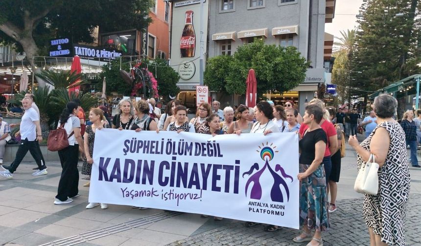 Antalya'da kadınlardan Irmak öğretmen için adalet eylemi