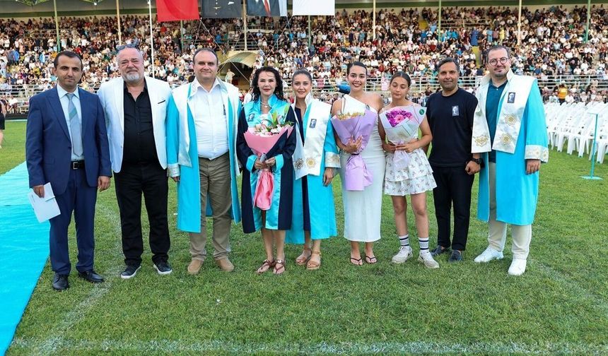 Kızı kanseri yendi, 50 yaşındaki anne dereceyle mezun oldu