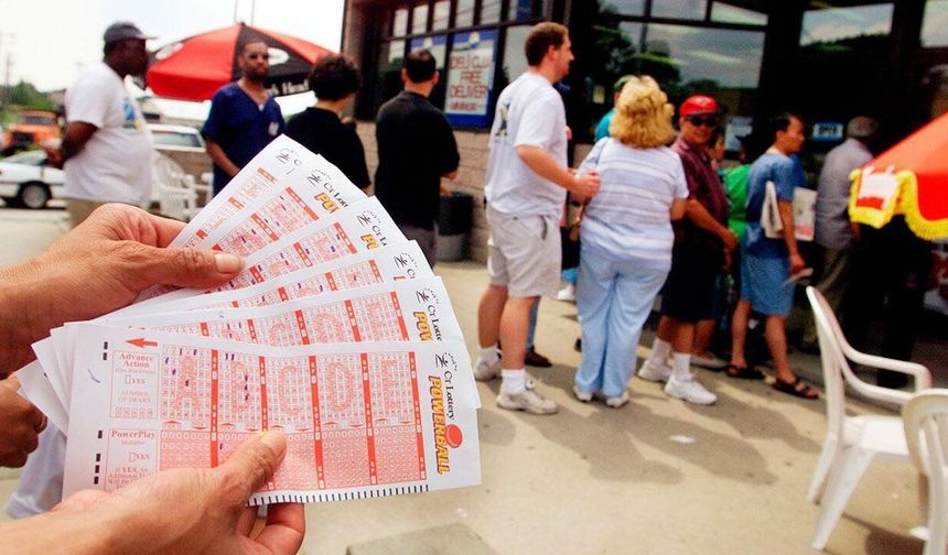 2 bin 700 dolarlık bileti çalan kasiyer tutuklandı