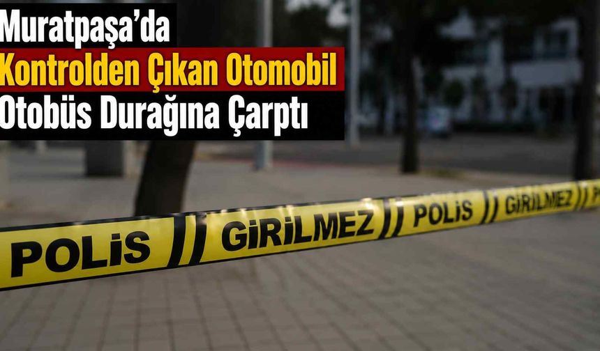 Muratpaşa’da kontrolden çıkan otomobil durağa daldı