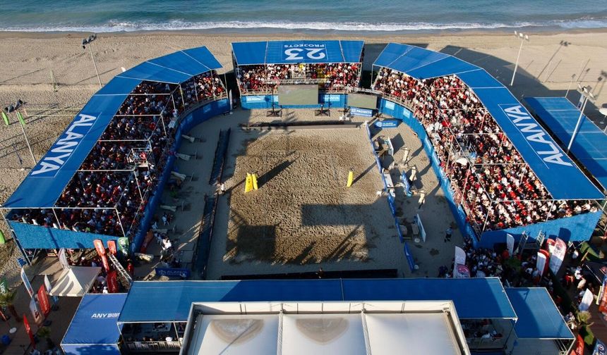 Alanya’da milli maç heyecanı plajda yaşandı
