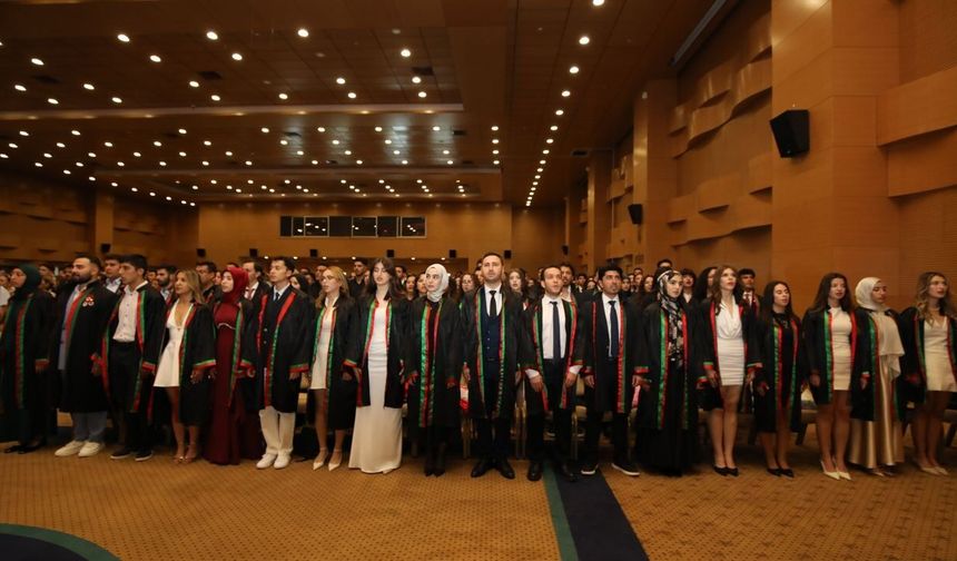 Kepez'de mezuniyet: Başsavcının kızı fakülte birincisi oldu