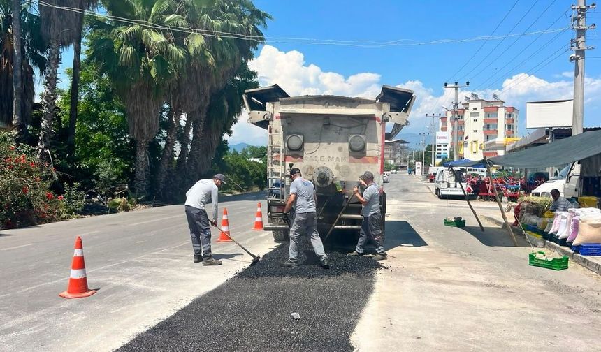 Finike'de asfalt ve kaldırım yenileme çalışmaları sürüyor