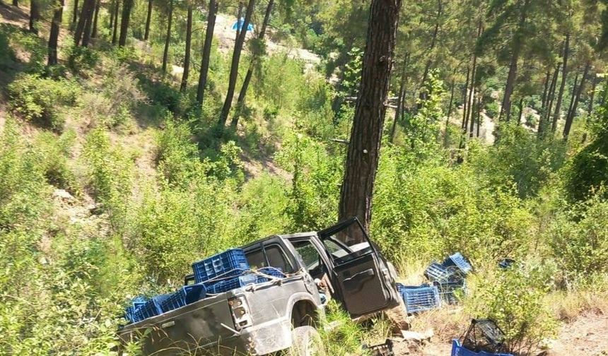 Gazipaşa'da kamyonet şarampole devrildi: 3 yaralı