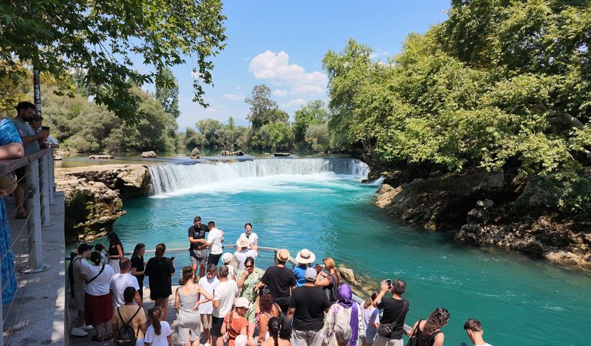 Manavgat Şelalesi’nde yaz yoğunluğu: Serinlemek isteyenlerin uğrak noktası