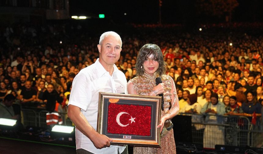 Alanya’da 30 Ağustos coşkusu Gülşen konseriyle zirveye çıktı