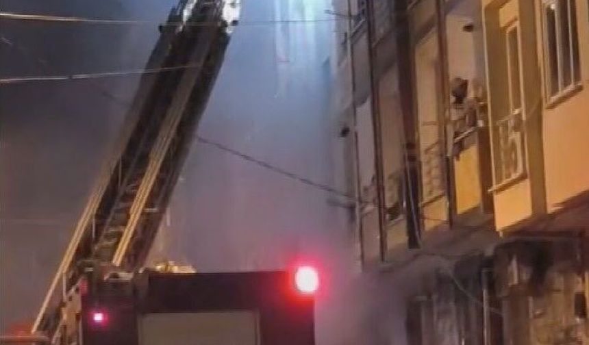 Apartmanda korkutan yangın: 2’si çocuk 3 kişi mahsur kaldı